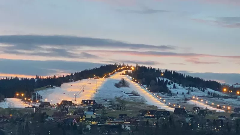 Letná krajina okolo strediska